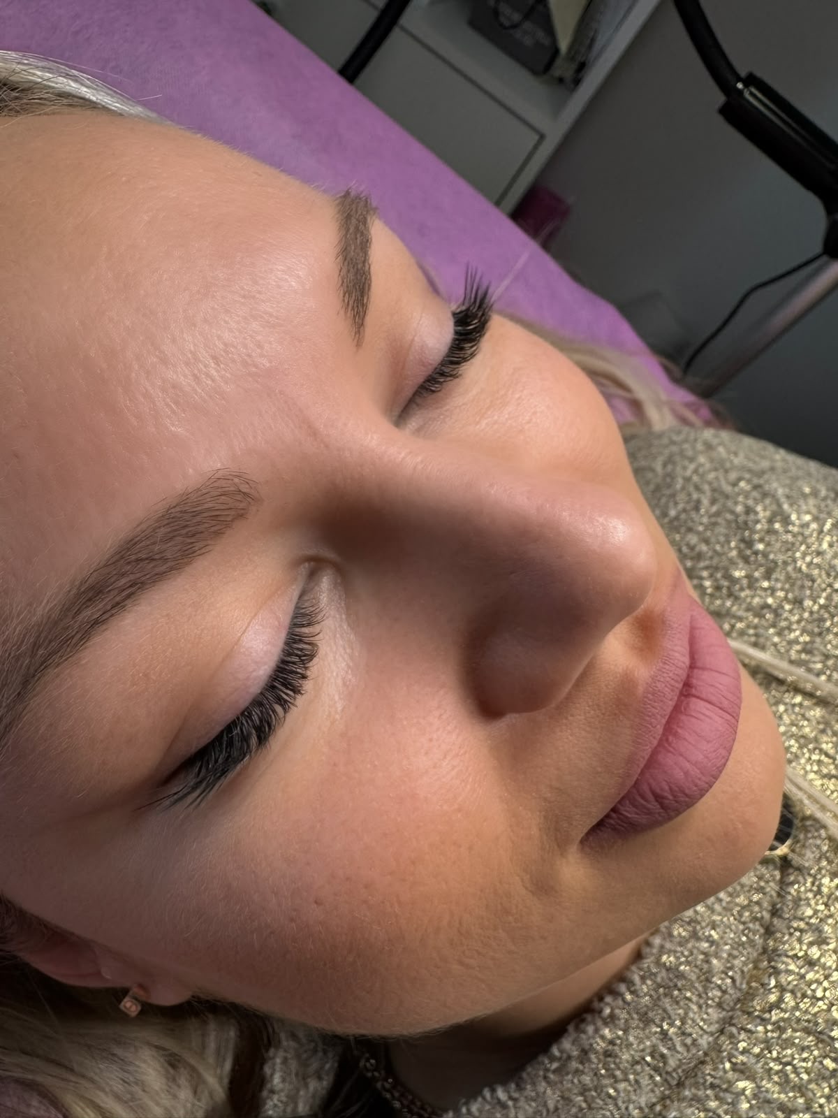 Light volume lash extensions